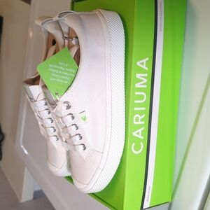 Cariuma (Off-White Canvas/White Sole) 7W